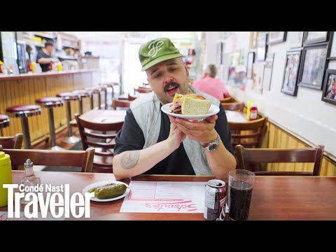 Видео: Где поесть в Монреале по мнению профессионального шеф-повара | Где едят шеф-повара | Condé Nast T...