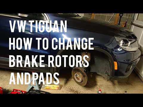 Видео: VW/Volkswagen Tiguan: как заменить правые передние тормозные колодки и роторы