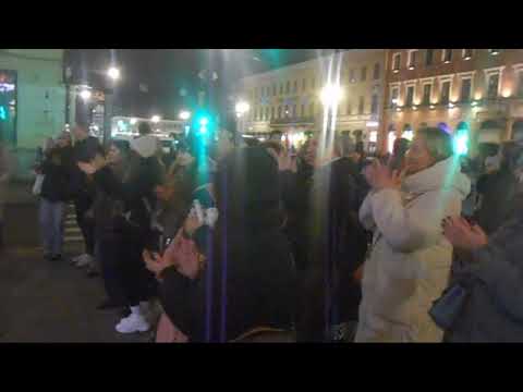 Видео: Уличные музыканты Питер Даниил Капустин на Большой Конюшенной 2 ноября ч1 - Город которого нет