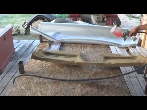 Видео: поклейка потолка на коленке**