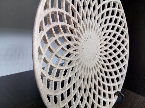 Видео: Фрезеровка тарелки с гравировкой на станке  ЧПУ / Wooden plate
