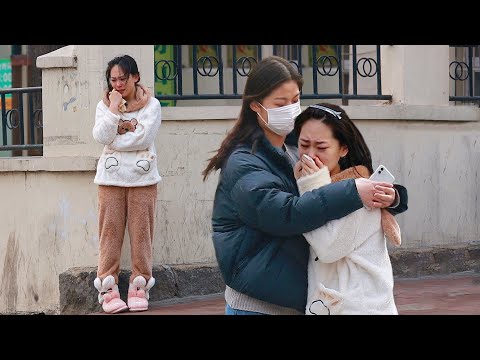 Видео: Когда вы видите как девушка в пижаме плачет на морозе, как вы поступите?