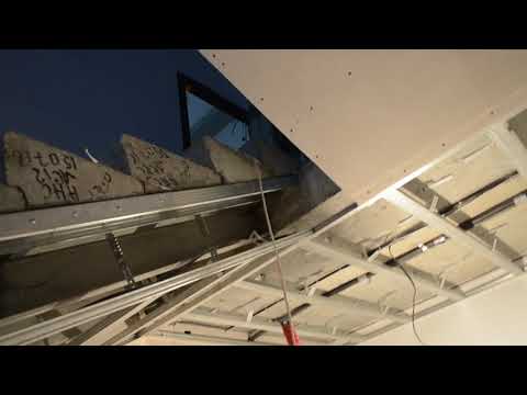 Видео: Как смонтировать гипсокартон на потолке под лестницей.