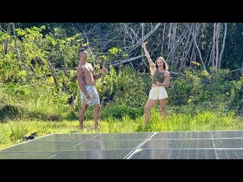 Видео: Установка солнечных панелей: электрификация нашего дома, не подключенного к электросети