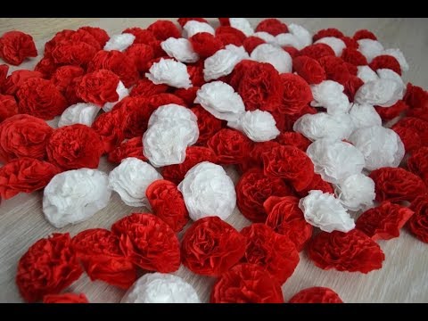 Видео: Как сделать цветы из салфеток / How to make flowers out of paper napkins.