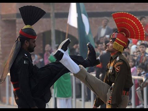 Видео: Знаменитая церемония закрытия границы между Пакистаном и Индией