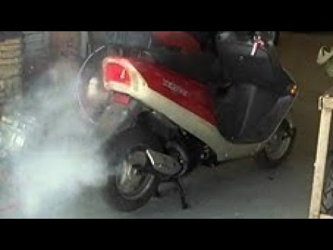 Видео: почему дымит 4х тактный скутер причины кроются здесь