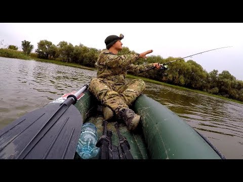Видео: Осенняя рыбалка с ночёвкой. Щуки, судаки, крупный окунь. Осень-осень...