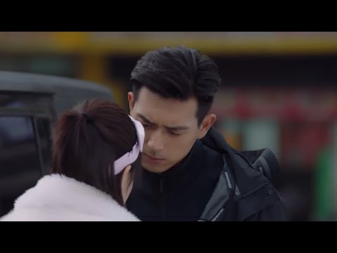 Видео: Генеральный директор публично требует от подруги совершить неоднозначные действия, но создает нелов