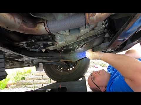 Видео: Замена жидкости и фильтра вариатора Nissan Rogue S 2012 года