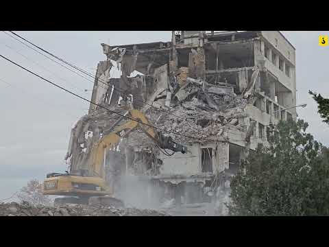 Видео: Демонтаж здания экскаваторами CAT и разрушителем Sany SY500H. Часть 2