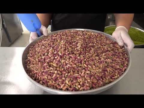 Видео: Удивительное турецкое мороженое с фисташками и молоком | Как это сделано? | Турецкая уличная еда