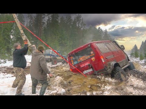 Видео: Как её вытащить? Эвакуация Лютой Маршрутки на бездорожье