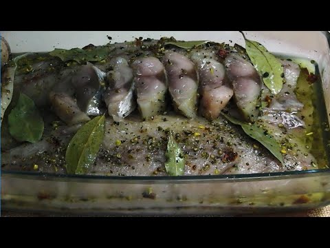 Видео: Нежные ломтики пикантной скумбрии в масле