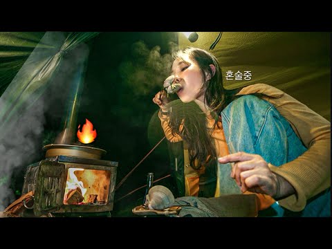 Видео: 🍂Тёплый одиночный поход в палатке с дровяной печью. / Моллюски на гриле и 🍶Макгеолли