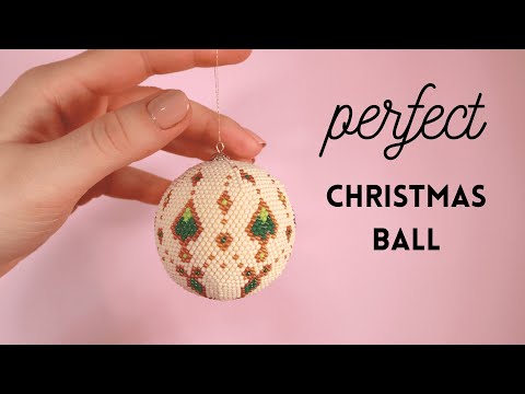 Видео: Идеальный ёлочный шар из бисера, связанный крючком | Мастер-класс по плетению шара из бисера | Ро...
