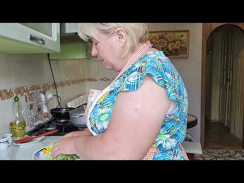 Видео: Ужин для всей семьи. Картошка тушеная. Салат.