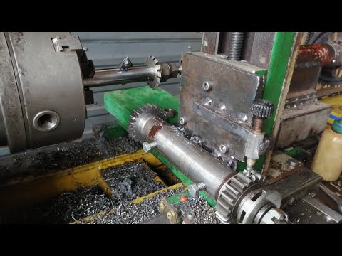 Видео: Нарезаю шестерню на самодельном токарном станке. /Homemade lathe machine.