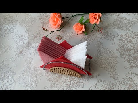 Видео: DIY /WOW TO FOLD NAPKINS /КАК КРАСИВО СЛОЖИТЬ САЛФЕТКИ В САЛФЕТНИЦУ /ВАРИАНТ  КОРОНА👑