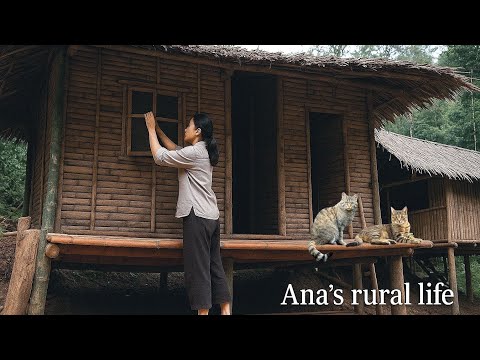 Видео: Девушка строит удивительный дом в джунглях с лестницей и водяным полом | Примитивные навыки выжива..