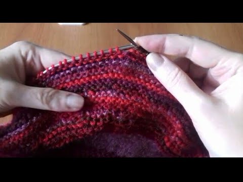 Видео: Прибавка петель, при вязании по кругу платочной вязкой // Adding loops.