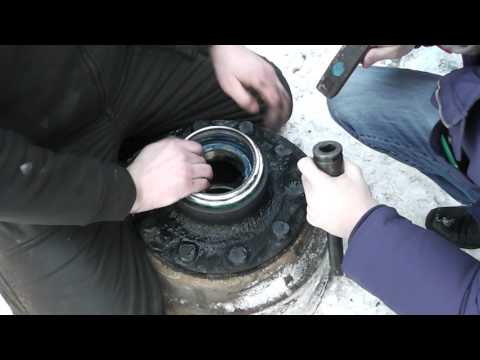 Видео: Volvo VNL 780. Ремонт. 10 Установка сальника ступицы