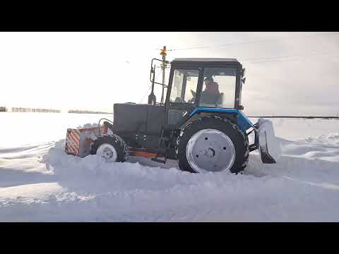 Видео: Один Мтз 82 чистит дорогу а второй возит сено.