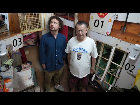 Видео: Вот каково жить в крошечных «домах-клетках» ГОНКОНГА | $$$ суровая реальность
