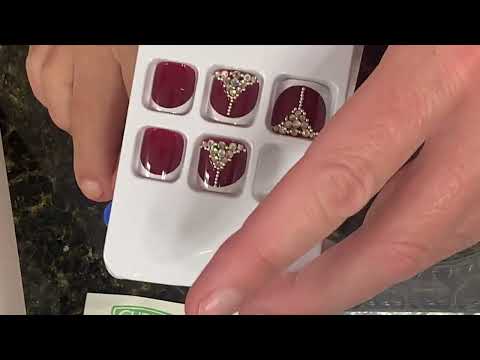 Видео: Накладные ногти для ног. Как легко наклеить накладные ногти без клея на ногах