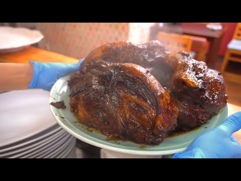 Видео: Мясо мамонта? Тайваньский рамен с гигантским чар сиу.