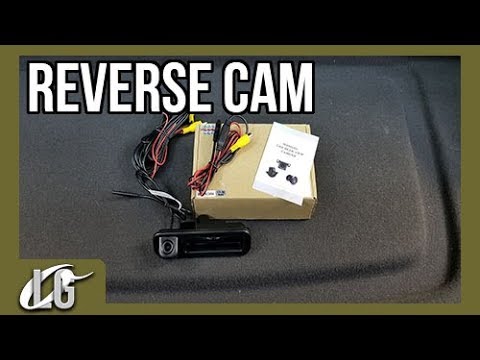 Видео: Камера заднего вида установлена ​​в фокусе сенсорного радиоприемника в стиле Tesla