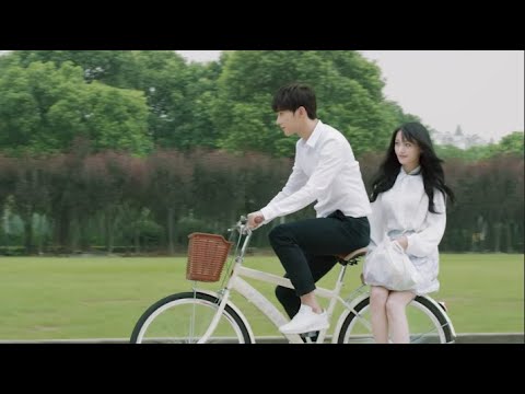 Видео: Главная героиня была очень взволнована, когда парень признался ей в тайной любви.