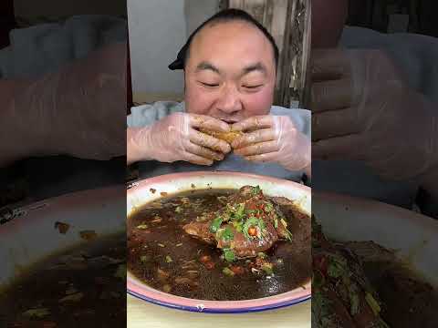 Видео: На самом деле, еда этого парня показалась мне слишком ужасным испытанием.  20