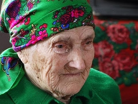 Видео: 100-річна бабця співає пісень