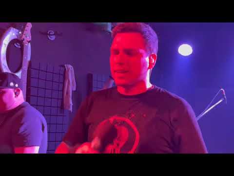 Видео: Plombeer - Будь как все (live at Vzaboy 08.11.25)