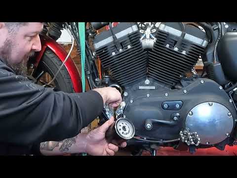 Видео: Замена масла в двигателе, первичной и трансмиссионной системе Harley Sportster.