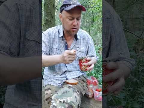 Видео: Хаваю перловку со свининой от Звениговский в лесу. Заодно собираем грибы и копаем находки #мукбанг 