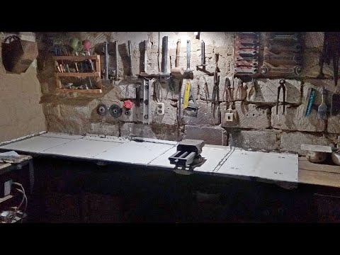 Видео: Обшивка стола металлом