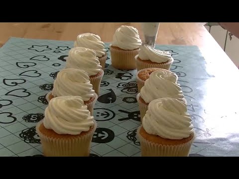 Видео: Как Нанести Крем на Капкейки  Делаем Вместе