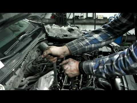 Видео: Mazda 6 замена лобового сальника.