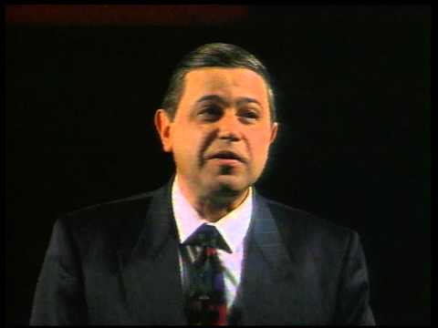 Видео: Е. Петросян - фельетон "Не в названии дело" (1991)
