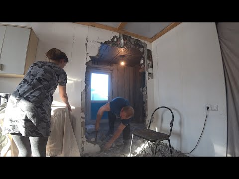 Видео: СНЕСЛИ СТЕНЫ ПОЛ И ПО ЧЕЛОВЕЧЕСКИ СДЕЛАЛИ ПЛАНИРОВКУ - КУПИЛИ ЛИНОЛЕУМ ЛАМИНАТ