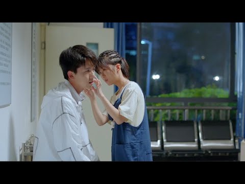 Видео: Он намеренно спровоцировал девушку, но получил травму. Он чувствовал себя счастливым, помогая ему пр