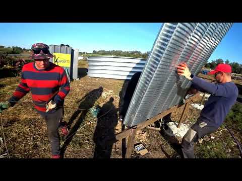 Видео: строительство бескаркасного ангара(четвертая часть) установка купола краном,прокатка железа станком