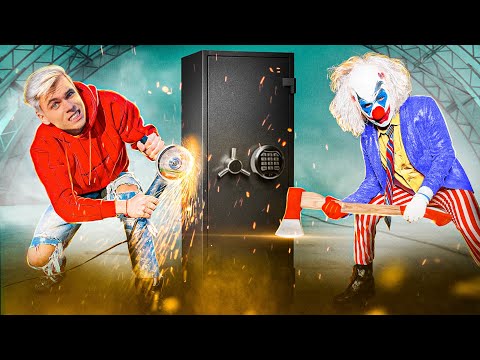 Видео: Взламываю СЕЙФ КЛОУНА А4**ДЕНЬГИ НАШЛИ**