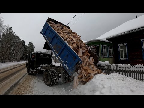 Видео: Зил-130 трудный зимний запуск! Чуть не угробили мотор! Доставка дров!