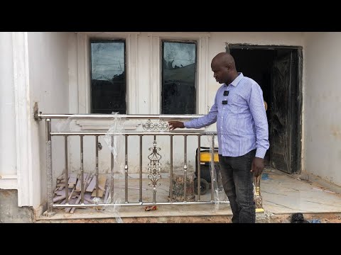 Видео: Цена установки НЕРЖАВЕЮЩИХ ПОРУЧНЕЙ за квадратный метр и монтаж на балконе, лестнице.