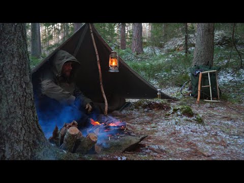 Видео: Одиночный дикий лагерь и зимний поход - Сильные ветры - Приют пончо Lone Wolf