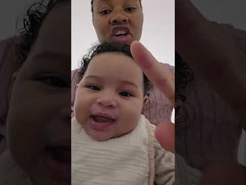 Видео: Лиаму сделали очень хороший массаж от мамы после ванны. Крем BabyRub Vicks отлично справился.