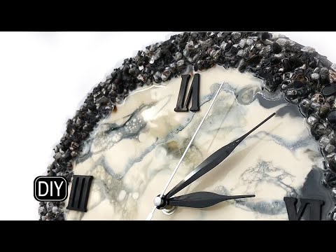 Видео: ЧАСЫ С ЭПОКСИДНОЙ СМОЛОЙ И ДЕКОРОМ ПО КРАЮ.